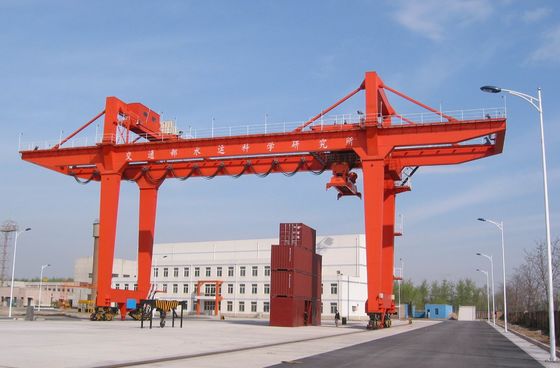 รางเคลื่อนที่ไฟฟ้า Q235B เครนโครงสำหรับตั้งสิ่งของคานคู่ 20 ตัน 50 ตัน